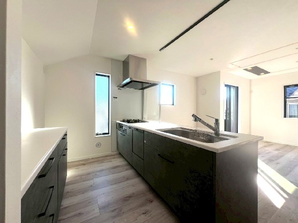 キッチンに統一感を生み出すカップボードが背面に備え付けされています。調理家電の収納に重宝しますね。