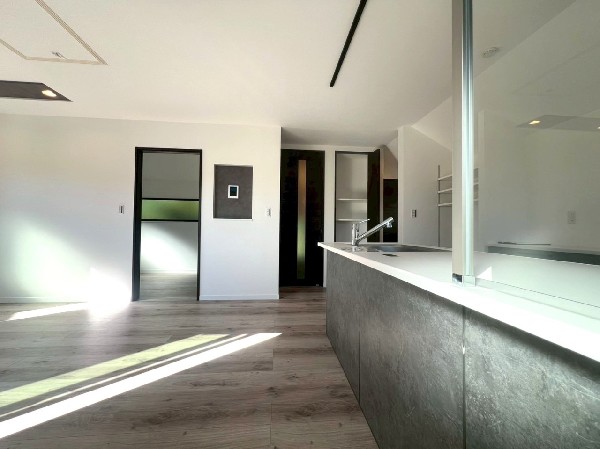 なにかと物が溢れがちなリビングに嬉しい収納付。お子様の玩具や書類関係などもすっきり片付きますね。