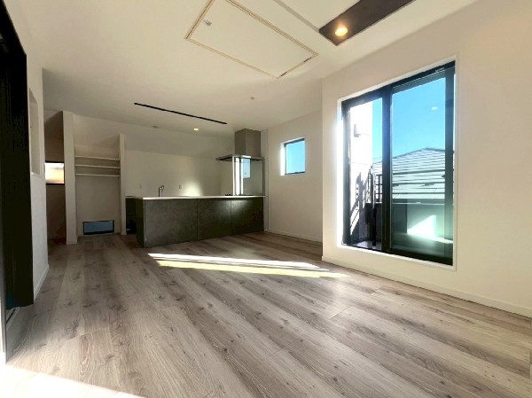 家族だんらんのスペースとなるリビング。窓からの日差しがリビングの隅々までしっかりと届きます。