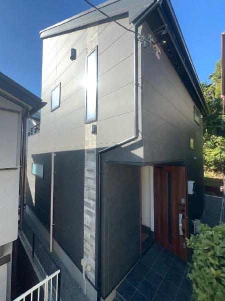 外観:無駄を省いたシンプルモダンな外観。グレーの外壁はクールで落ち着いた印象。汚れが目立ちにくいのも魅力。