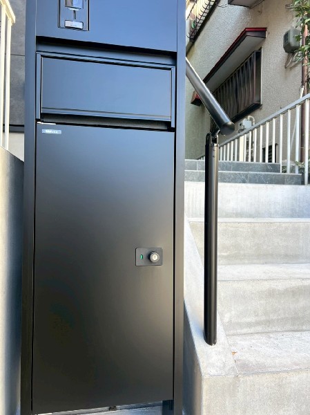 外観:玄関には宅配ボックスを完備。不在時のお荷物の受けや再配達の時間を気にしなくて済むのが嬉しいですね。