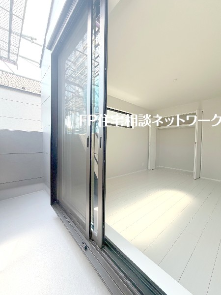 主寝室に面した南東向きのバルコニーで、お洗濯もあっという間に乾きそう。家事もスムーズにこなせますね。