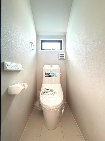 トイレは1階と2階に2カ所あります。朝の忙しい時間も慌てることなく使用できるので助かりますね。