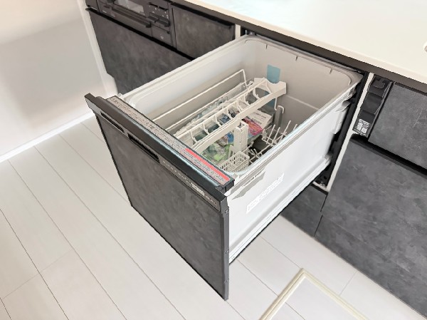 機能性とデザイン性を兼ね備えたキッチン。食器洗浄乾燥機付なので後片付けも楽々、家事の時短を叶えます。