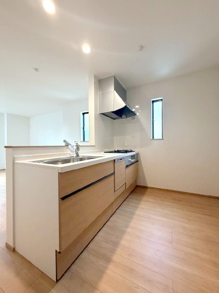 リビングのお子様を見守りながらお料理が出来る対面キッチン。ご家族との会話が弾みます。食器洗乾燥機付。