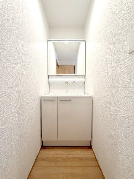 鏡の裏に収納棚を確保した三面鏡を採用。化粧品や歯ブラシなどを機能的に収納し、朝の身支度も快適です。