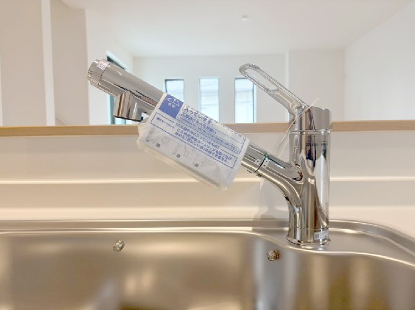 スタイリッシュな、浄水器一体型水栓です。水栓にシャワーホースと浄水器を内蔵し、カルキ臭など軽減