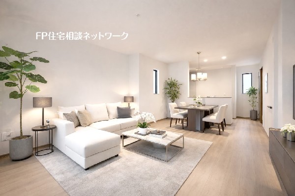 家族だんらんのリビング。窓が多い設計で色々な角度から光が取り込めます。明るいリビングで新しい生活。