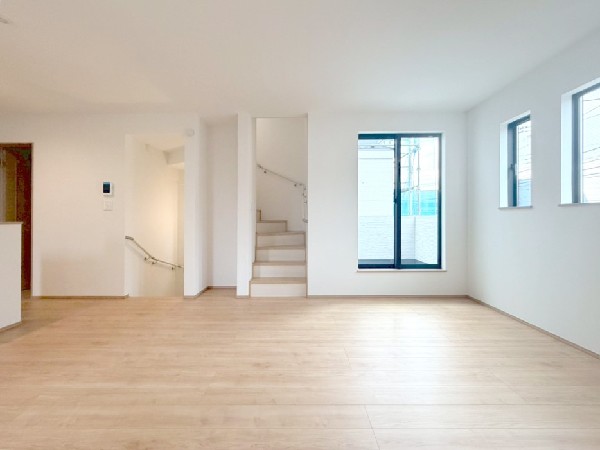 家族だんらんのリビング。窓が多い設計で色々な角度から光が取り込めます。明るいリビングで新しい生活。