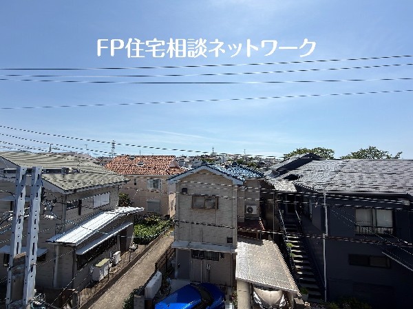 周囲に高い建物のない地域で景色を広く見渡せて解放的。空を広く感じながら思わず深呼吸したくなります。