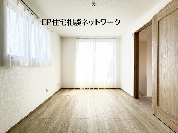 2面採光でお部屋の隅々まで明るい印象の居室。おひさまの光と爽やかな風をたっぷりと取り込めます。