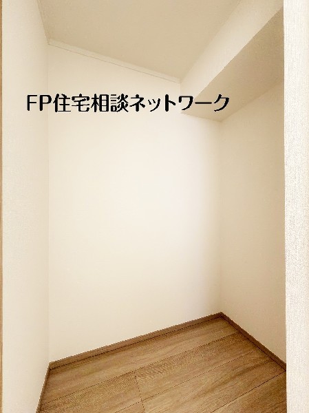 大容量のウォークインクローゼット付きなので季節物のお洋服などもきちんと収納することができます。