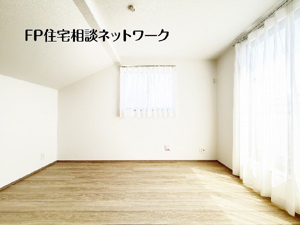 光を沢山取り込める大きな窓。日差しを長時間受ける事が出来る暖かいお部屋です。