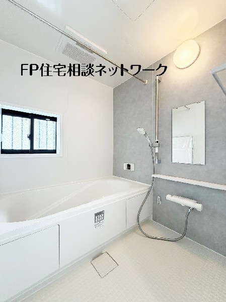 ゆったり入れる１坪タイプの浴室。雨の多い時季のお洗濯に重宝する浴室換気乾燥機付。追炊きオートバス付。