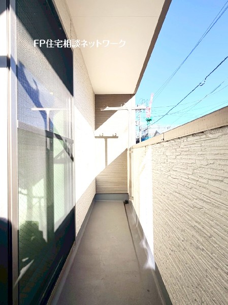 リビングに繋がる南東向きバルコニー。掃き出し窓から暖かい光が差し込み、お部屋全体が明るくなりますね。