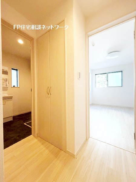 1階廊下にも収納スペースがあります。掃除用具やストック品、普段使わない物もすっきりと収納できますね。