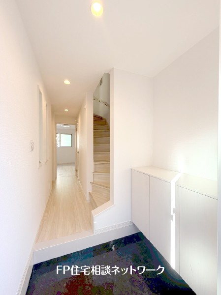 ホワイトで統一され、スッキリとした清潔感のある玄関です。いつでもキレイな玄関を保ちたいですね。