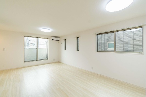 家族だんらんのスペースとなるリビング。3面採光で明るい光がリビングの隅々までしっかりと届きます。