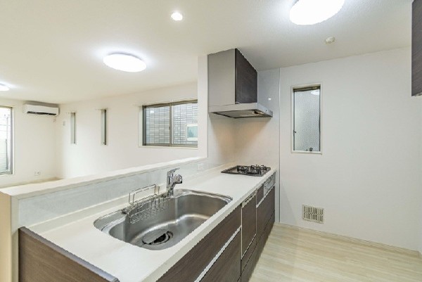 リビングのお子様を見守りながらお料理が出来る対面タイプのシステムキッチン。ご家族との会話が弾みます。