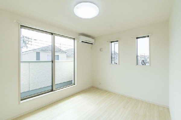 2面採光でお部屋の隅々まで明るい印象の居室。バルコニーにも出られて、爽やかな風をたっぷりと取り込めます。