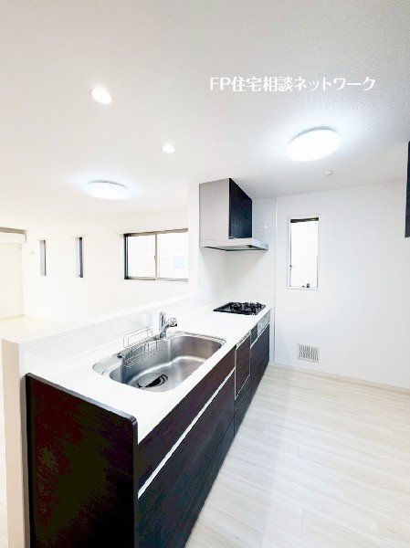 対面式のカウンターキッチンは出来上がったお料理をお子様が運ぶなど、お手伝いの機会も増えそうですね。