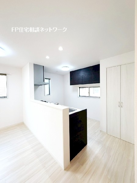 リビングで遊ぶお子様を見守りながらお料理が出来る対面式キッチン。サービスバルコニーに繋がります。