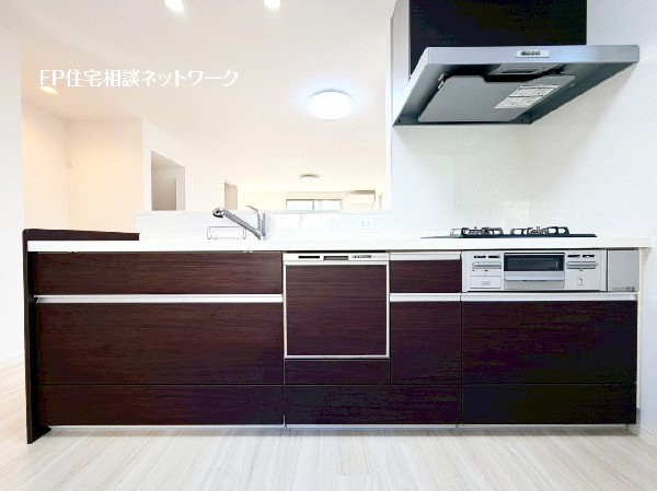 機能性とデザイン性を兼ね備えた嬉しいシステムキッチン。食器洗乾燥機付きなので後片付けもラクラク。