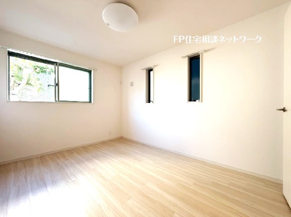 光を取り込みやすい2面採光の居室は日当たり良好です。クローゼットの完備で収納スペースも十分。