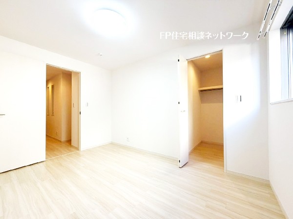 1階6帖の居室はウォークインクローゼット付き。お洋服や季節用品を収納でき、お部屋をキレイに保てます。