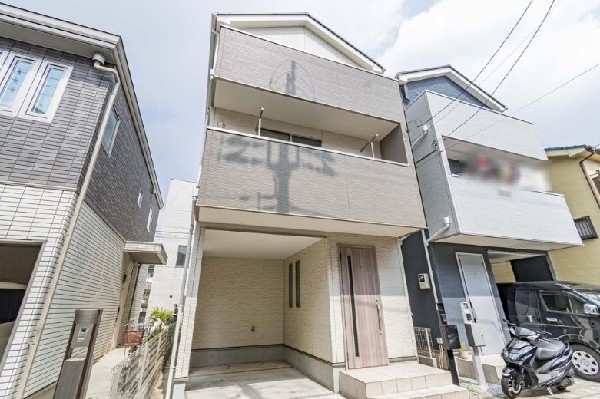 外観:自然豊かな三ツ池公園が徒歩圏内。スーパー、幼稚園や小学校が徒歩10分以内で子育てしやすい住環境です。