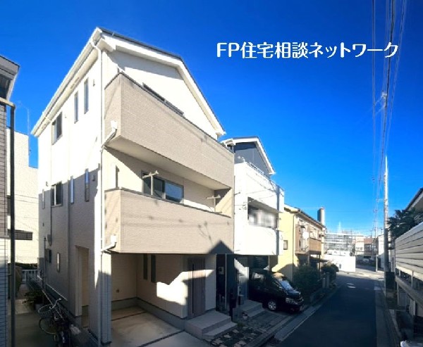 外観:ビルトインガレージのある一戸建て。雨風から大切なお車を守り、お荷物の出し入れもゆっくり行えます。