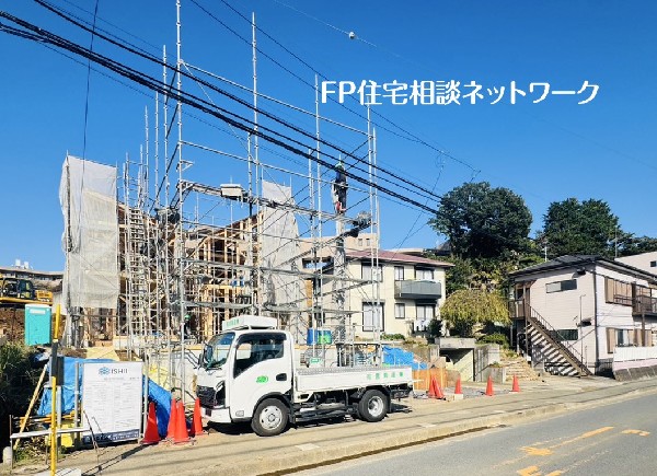 外観:幅11ｍの南道路に面しており明るく、開放的な立地。歩道があるのでお子様と安心して通行できますね。