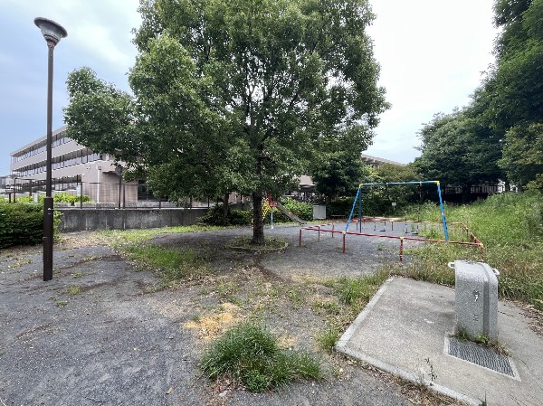 周辺環境:菅田日向根公園(住宅街の中にある緑の多い公園。滑り台やブランコがあり小さなお子様も楽しめそう。ベンチでひと休みも○)