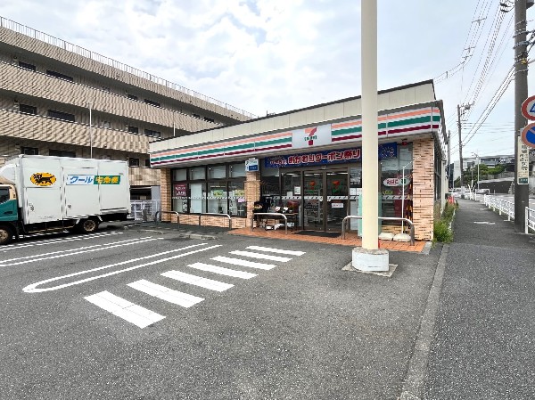 周辺環境:セブンイレブン横浜菅田町店(時間を問わず、幅広い品物が揃うコンビニエンスストア。本物件より徒歩1分と気楽に立ち寄れる近さです。)