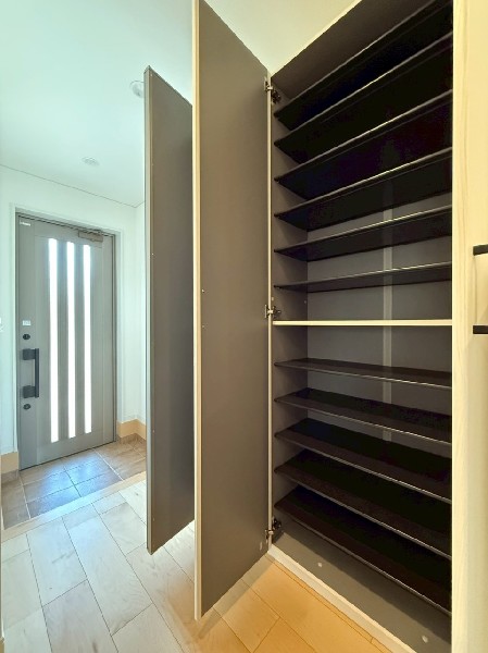 天井までの玄関収納付で、家族の履物が多くても安心。出勤前の身支度チェックに欠かせない姿見付です。