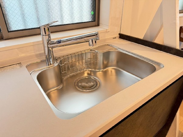 スタイリッシュな、浄水器一体型水栓です。水栓にシャワーホースと浄水器を内蔵し、カルキ臭など軽減