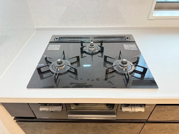 ３口ガスコンロ・魚焼きグリルがついたシステムキッチンで、お料理のレパートリーも増えそうですね。