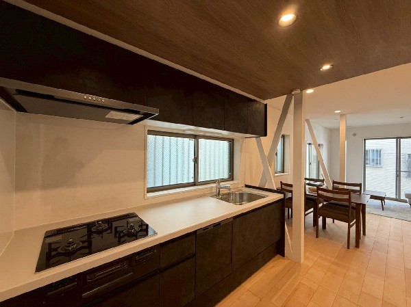 リビングのお子様を見守りながらお料理が出来る対面式カウンターキッチン。ご家族との会話がはずみます。