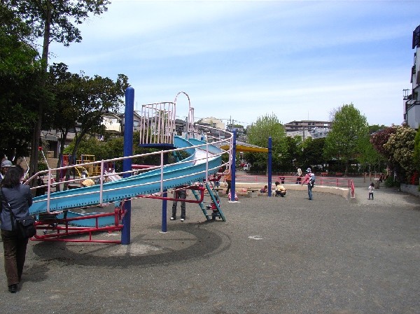 周辺環境:岸谷公園(桜が咲く春にはお花見ができ、夏には屋外プールが開き子供たちで賑わいます。広場と遊具がある楽しい公園。)