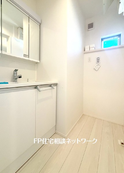 鏡の裏に収納棚を確保した三面鏡を採用。化粧品や歯ブラシなどを機能的に収納し、朝の身支度も快適です。