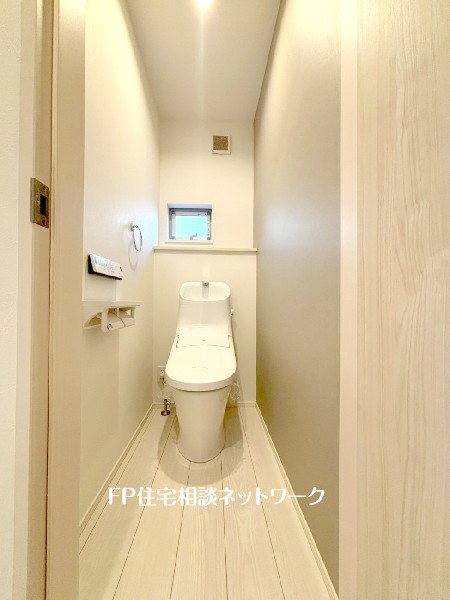 洗浄機能付き便座を標準装備。便座保温機能もあるので寒い季節も安心。小窓付で換気もしっかりできますね。