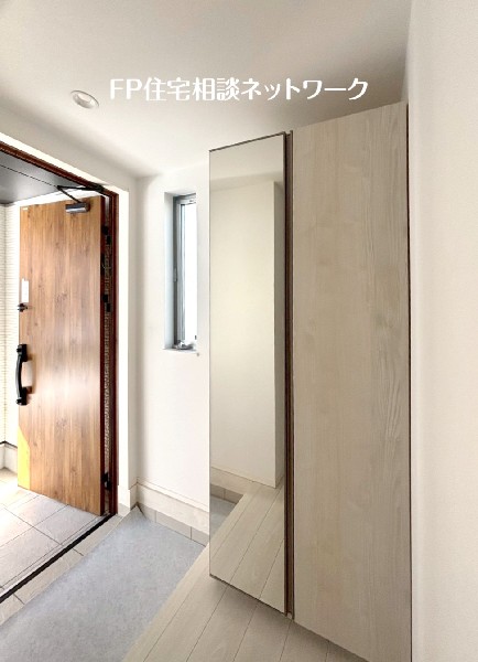 天井までの玄関収納付で、家族の履物が多くても安心。出勤前の身支度チェックに欠かせない姿見付です。