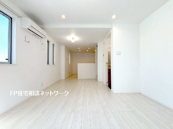 家族だんらんのスペースとなるリビング。窓からの日差しがリビングの隅々までしっかりと届きます。