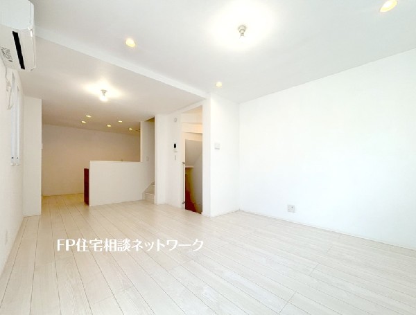 上下階への行き来で必ずリビングを通る動線のリビング階段。自然と家族のコミュニケーションも増えそう。