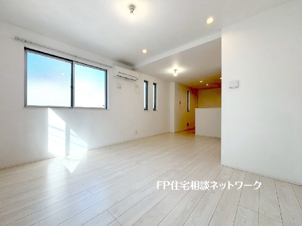 家族だんらんのスペースとなるリビングは、2面採光で、風が通り抜ける心地のいい空間です。