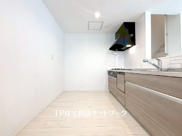 機能性とデザイン性を兼ね備えた嬉しいシステムキッチン。食器洗乾燥機付きなので後片付けもラクラク。