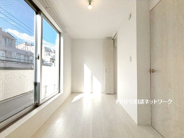 2面採光でお部屋の隅々まで明るい居室。バルコニーにも出られて、爽やかな風をたっぷりと取り込めます。