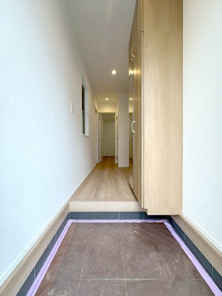 天井までの玄関収納付で家族の履物が多くても安心。可動式なので、ロングブーツなどもすっきり収まります。