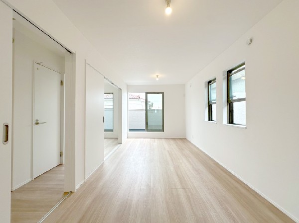 2階リビングは窓が多く日当り良好。人の目を気にせずに寛げます。窓を開ければバルコニーに繋がり開放的。