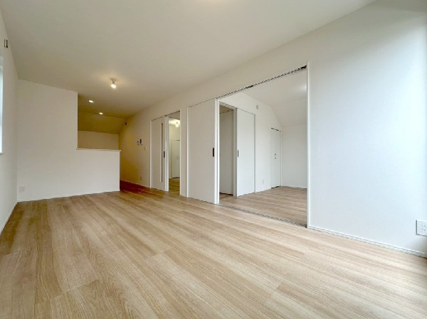 家族だんらんのスペースとなるリビング。3面採光で明るい光がリビングの隅々までしっかりと届きます。